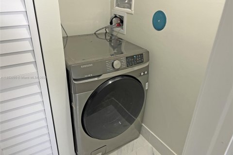 Condo in Miami, Florida, 3 bedrooms  № 1960505 - photo 14