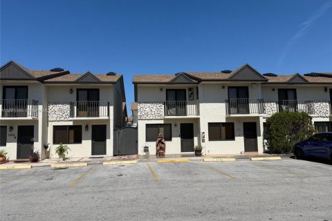 Condominio en venta en Hialeah, Florida, 2 dormitorios, 82.5 m2 № 1867848 - foto 2