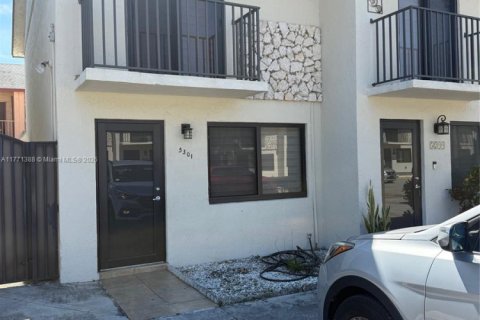 Condominio en venta en Hialeah, Florida, 2 dormitorios, 82.5 m2 № 1867848 - foto 1