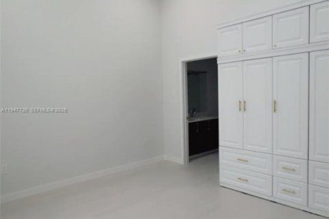 Снять в аренду квартиру в Пальметто-Бей, Флорида 3 спальни, 10508.08м2, № 2003870 - фото 7