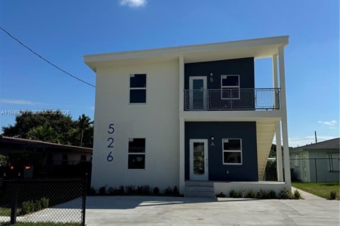 House in Hallandale Beach, Florida 3 bedrooms, 201.23 sq.m. № 2004873 - photo 11