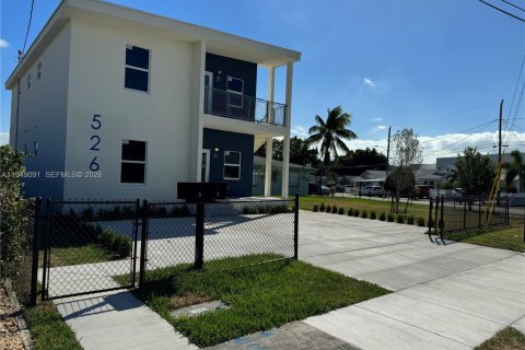 House in Hallandale Beach, Florida 3 bedrooms, 201.23 sq.m. № 2004873 - photo 13