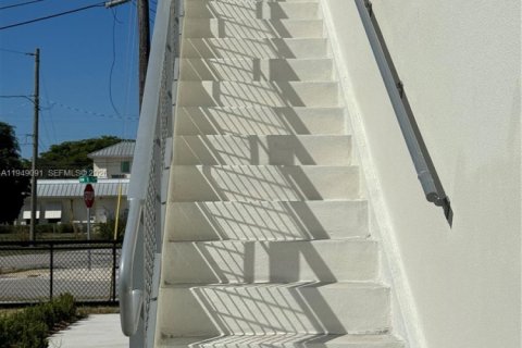 House in Hallandale Beach, Florida 3 bedrooms, 201.23 sq.m. № 2004873 - photo 15