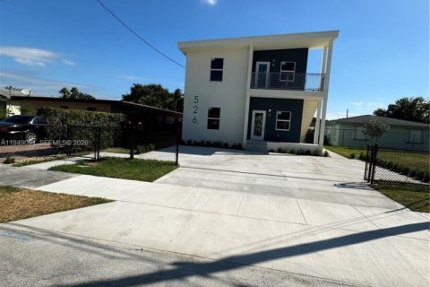 House in Hallandale Beach, Florida 3 bedrooms, 201.23 sq.m. № 2004873 - photo 10