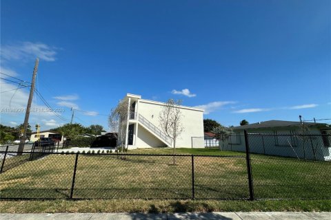 House in Hallandale Beach, Florida 3 bedrooms, 201.23 sq.m. № 2004873 - photo 14