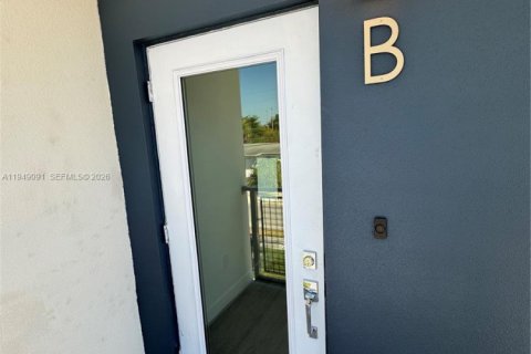 House in Hallandale Beach, Florida 3 bedrooms, 201.23 sq.m. № 2004873 - photo 2