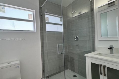 House in Hallandale Beach, Florida 3 bedrooms, 201.23 sq.m. № 2004873 - photo 6