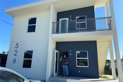 House in Hallandale Beach, Florida 3 bedrooms, 201.23 sq.m. № 2004873