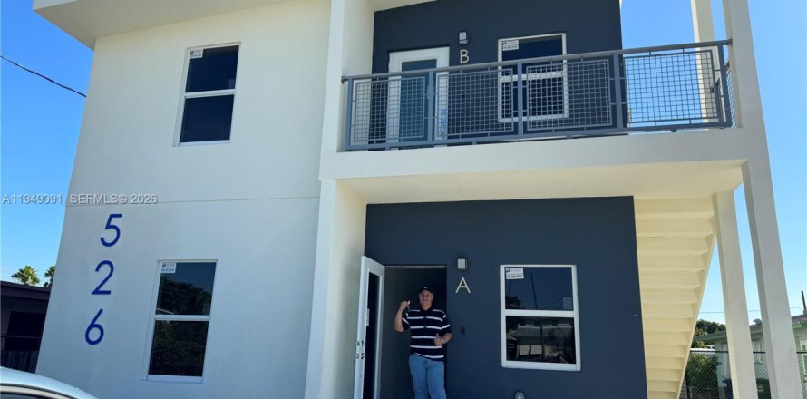 House in Hallandale Beach, Florida 3 bedrooms, 201.23 sq.m. № 2004873