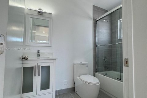 House in Hallandale Beach, Florida 3 bedrooms, 201.23 sq.m. № 2004873 - photo 8