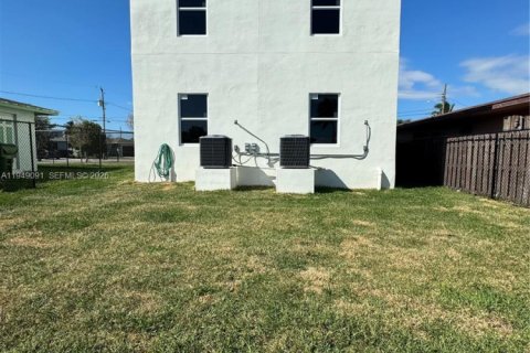 House in Hallandale Beach, Florida 3 bedrooms, 201.23 sq.m. № 2004873 - photo 17