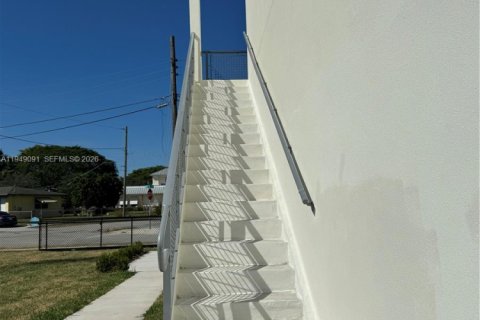 House in Hallandale Beach, Florida 3 bedrooms, 201.23 sq.m. № 2004873 - photo 16