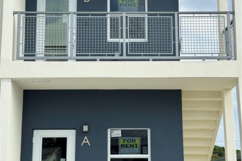 House in Hallandale Beach, Florida 3 bedrooms, 201.23 sq.m. № 2004873 - photo 21