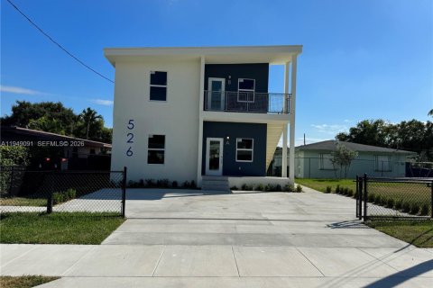 House in Hallandale Beach, Florida 3 bedrooms, 201.23 sq.m. № 2004873 - photo 12