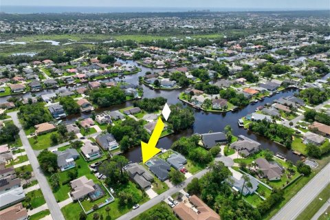 House in Palm Coast, Florida 3 bedrooms, 269.6 sq.m. № 1835000 - photo 6