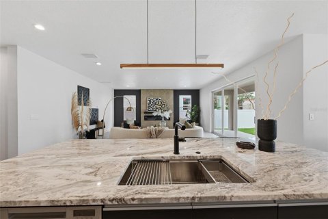 Villa ou maison à vendre à Tampa, Floride: 5 chambres, 321.91 m2 № 2402823 - photo 15