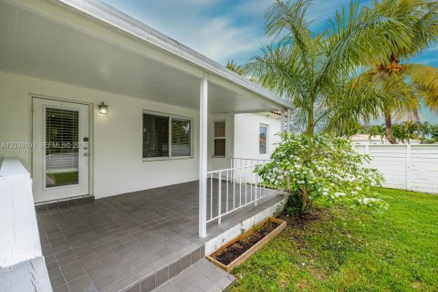 Снять в аренду виллу или дом в Бискейн-Парк, Флорида 2 спальни, 81.29м2, № 2244526 - фото 11