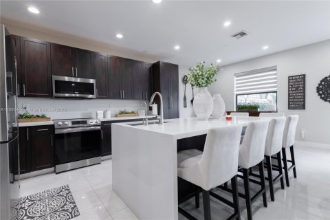 Снять в аренду таунхаус в Майами, Флорида 3 спальни, 162.95м2, № 1947766 - фото 6