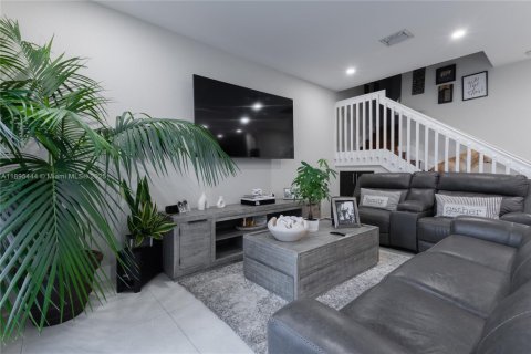 Снять в аренду таунхаус в Майами, Флорида 3 спальни, 162.95м2, № 1947766 - фото 11