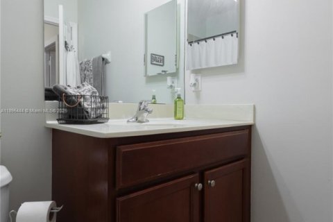 Снять в аренду таунхаус в Майами, Флорида 3 спальни, 162.95м2, № 1947766 - фото 25