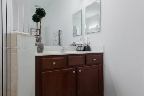 Снять в аренду таунхаус в Майами, Флорида 3 спальни, 162.95м2, № 1947766 - фото 18