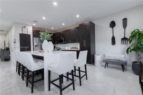 Снять в аренду таунхаус в Майами, Флорида 3 спальни, 162.95м2, № 1947766 - фото 7