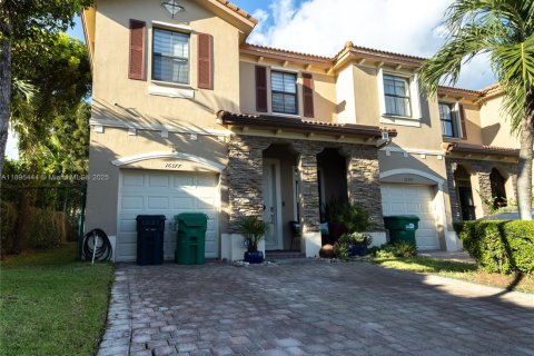 Снять в аренду таунхаус в Майами, Флорида 3 спальни, 162.95м2, № 1947766 - фото 2