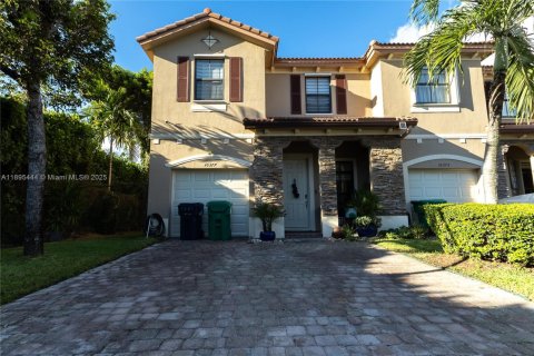 Снять в аренду таунхаус в Майами, Флорида 3 спальни, 162.95м2, № 1947766 - фото 1