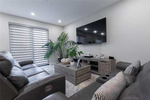 Снять в аренду таунхаус в Майами, Флорида 3 спальни, 162.95м2, № 1947766 - фото 10