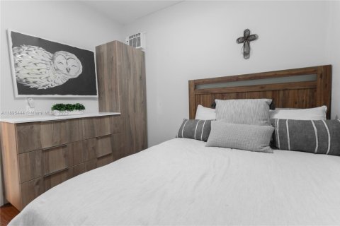Снять в аренду таунхаус в Майами, Флорида 3 спальни, 162.95м2, № 1947766 - фото 13