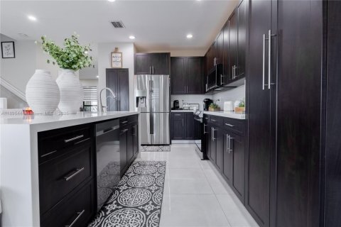 Снять в аренду таунхаус в Майами, Флорида 3 спальни, 162.95м2, № 1947766 - фото 8