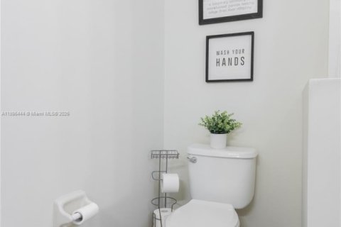 Снять в аренду таунхаус в Майами, Флорида 3 спальни, 162.95м2, № 1947766 - фото 19