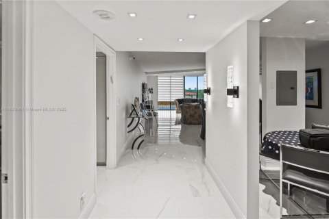 Studio in the Condo in Surfside, Florida  № 1817708 - photo 16