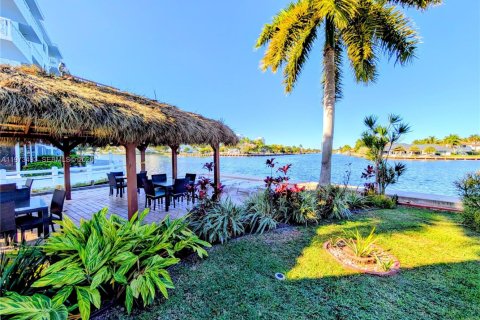 Condominio en venta en Hallandale Beach, Florida, 1 dormitorio, 68.1 m2 № 2033299 - foto 3