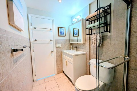 Condominio en venta en Hallandale Beach, Florida, 1 dormitorio, 68.1 m2 № 2033299 - foto 9