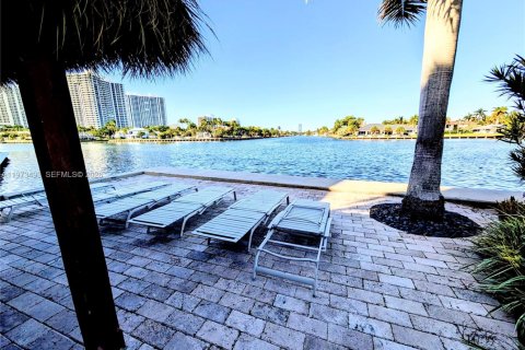 Condominio en venta en Hallandale Beach, Florida, 1 dormitorio, 68.1 m2 № 2033299 - foto 2