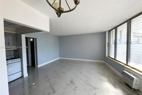 Condominio en venta en Hallandale Beach, Florida, 1 dormitorio, 68.1 m2 № 2033299 - foto 7