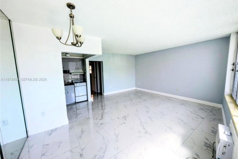 Condominio en venta en Hallandale Beach, Florida, 1 dormitorio, 68.1 m2 № 2033299 - foto 5
