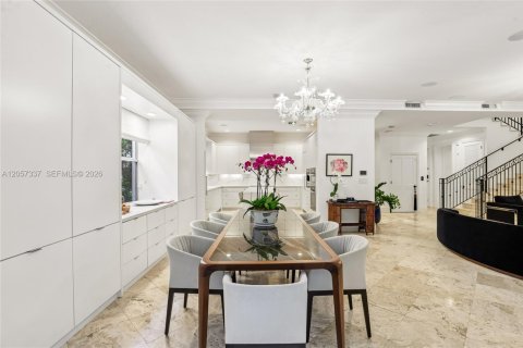 House in Miami, Florida 4 bedrooms, 370.31 sq.m. № 2192126 - photo 24
