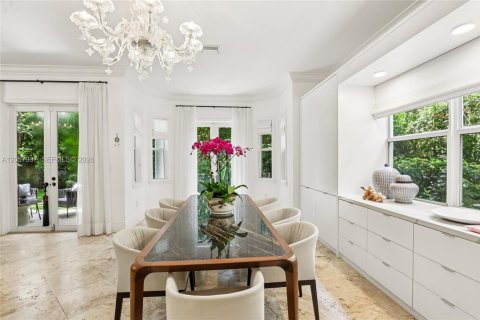 House in Miami, Florida 4 bedrooms, 370.31 sq.m. № 2192126 - photo 25