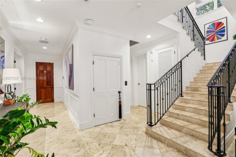 House in Miami, Florida 4 bedrooms, 370.31 sq.m. № 2192126 - photo 7