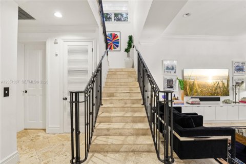 House in Miami, Florida 4 bedrooms, 370.31 sq.m. № 2192126 - photo 10
