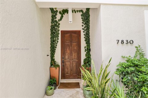 House in Miami, Florida 4 bedrooms, 370.31 sq.m. № 2192126 - photo 5