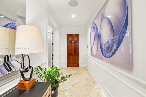 House in Miami, Florida 4 bedrooms, 370.31 sq.m. № 2192126 - photo 6