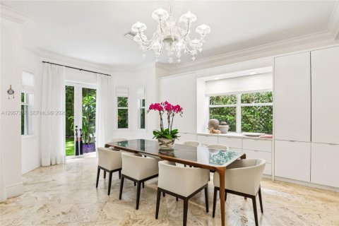 House in Miami, Florida 4 bedrooms, 370.31 sq.m. № 2192126 - photo 29