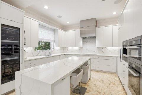 House in Miami, Florida 4 bedrooms, 370.31 sq.m. № 2192126 - photo 20