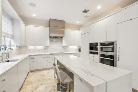 House in Miami, Florida 4 bedrooms, 370.31 sq.m. № 2192126 - photo 23