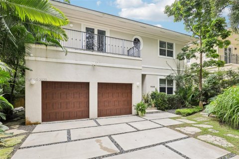 House in Miami, Florida 4 bedrooms, 370.31 sq.m. № 2192126 - photo 3