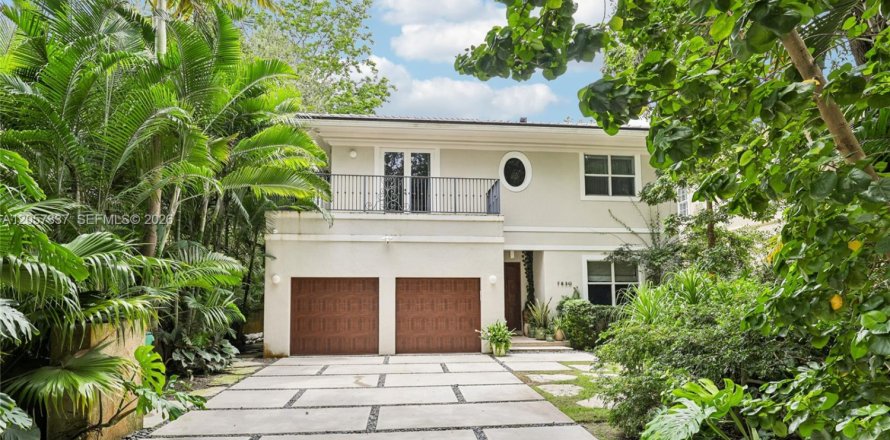 House in Miami, Florida 4 bedrooms, 370.31 sq.m. № 2192126