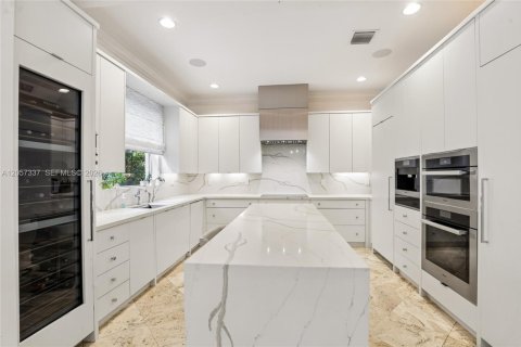 House in Miami, Florida 4 bedrooms, 370.31 sq.m. № 2192126 - photo 19